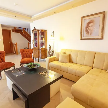 Alcedo Villa * Alli Meria